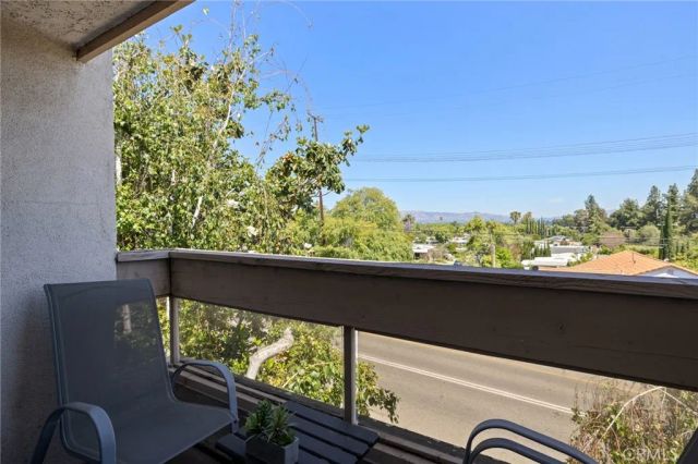 17106 Burbank, Encino, CA 91316