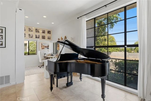 17106 Burbank, Encino, CA 91316