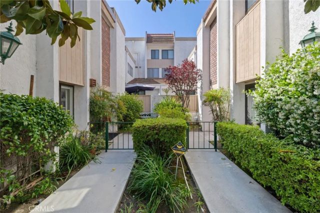 17106 Burbank, Encino, CA 91316