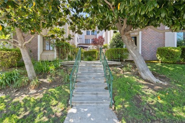 17106 Burbank, Encino, CA 91316