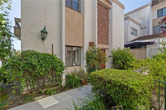 17106 Burbank, Encino, CA 91316
