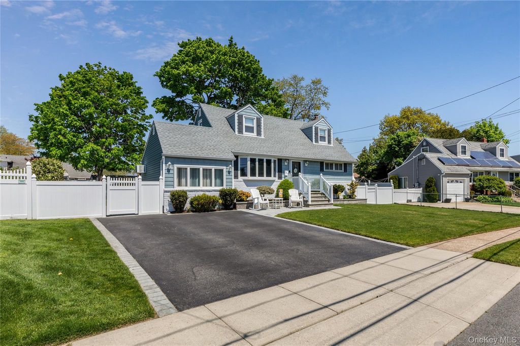 317 Oconnor Road, North Babylon, NY 11703