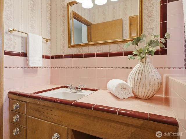 7305 Earl Avenue NW, Seattle, WA 98117