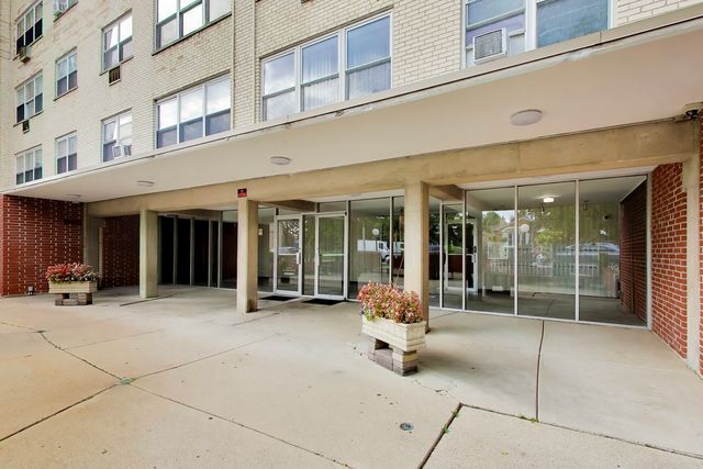 6040 N TROY Street 401, Chicago, IL 60659