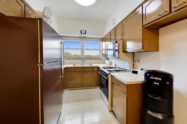 6040 N TROY Street 401, Chicago, IL 60659