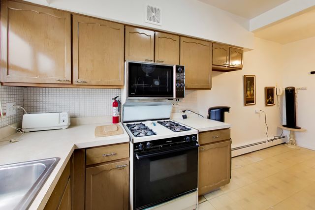 6040 N TROY Street 401, Chicago, IL 60659
