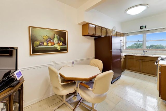 6040 N TROY Street 401, Chicago, IL 60659