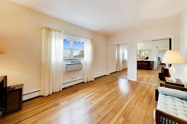 6040 N TROY Street 401, Chicago, IL 60659