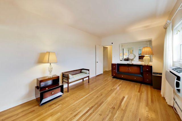 6040 N TROY Street 401, Chicago, IL 60659