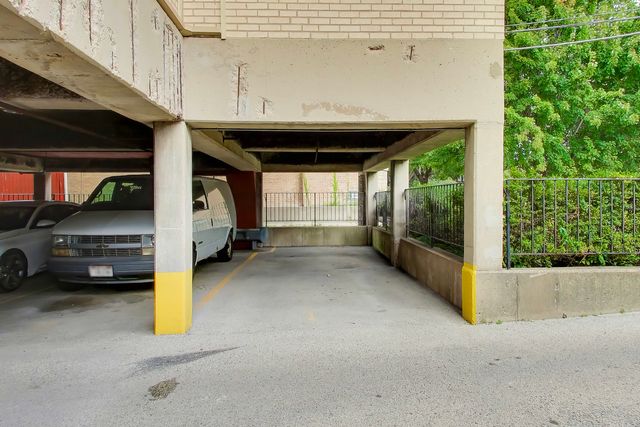 6040 N TROY Street 401, Chicago, IL 60659