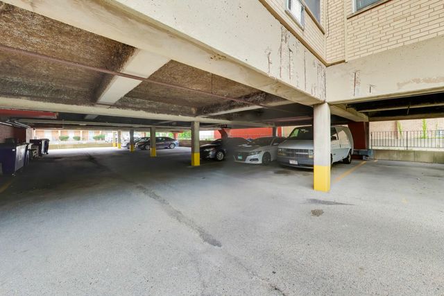 6040 N TROY Street 401, Chicago, IL 60659