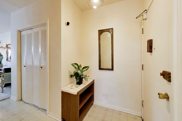 6040 N TROY Street 401, Chicago, IL 60659