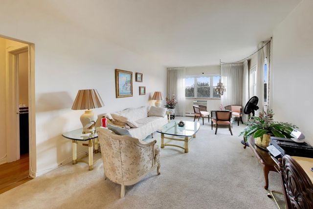 6040 N TROY Street 401, Chicago, IL 60659