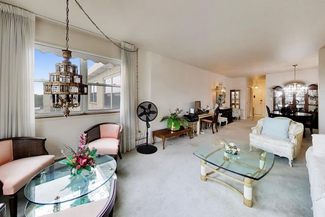 6040 N TROY Street 401, Chicago, IL 60659