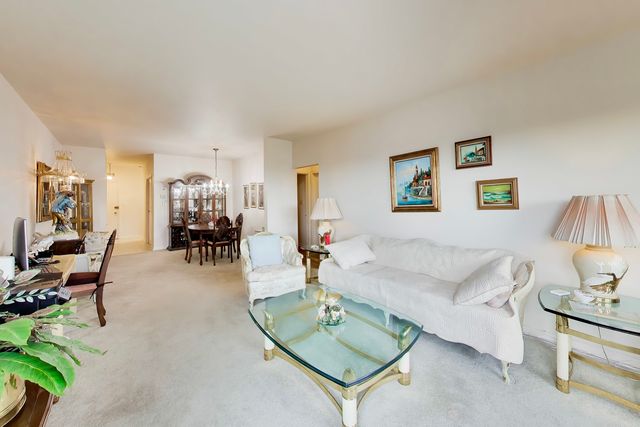 6040 N TROY Street 401, Chicago, IL 60659