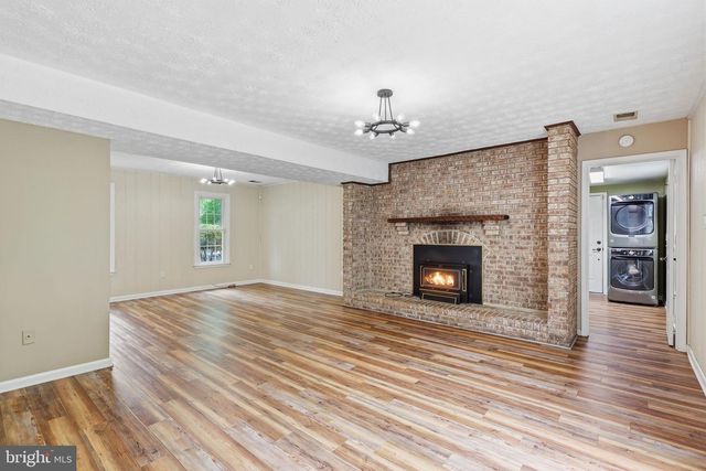 11913 HOLLY SPRING DR, Great Falls, VA 22066