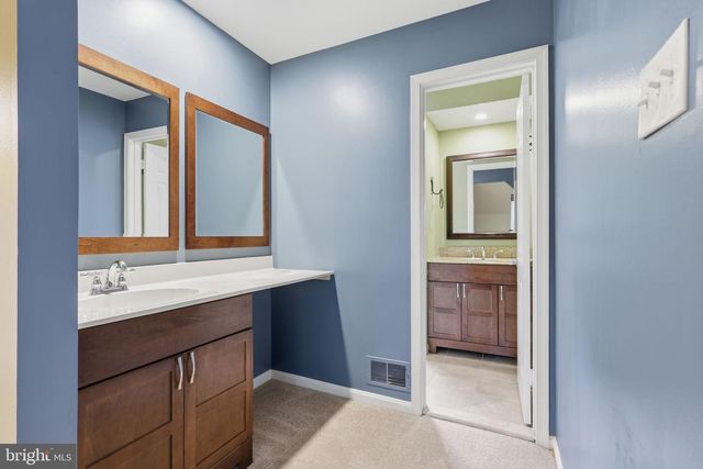 11913 HOLLY SPRING DR, Great Falls, VA 22066