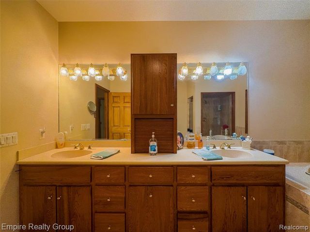 2111 Oak Terrace, Ortonville, MI 48462