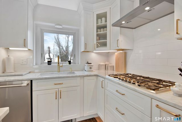 17 College Street, Old Saybrook, CT 06475