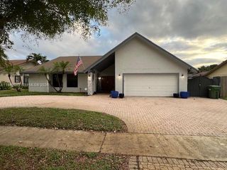 10140 NW 21st Ct, Pembroke Pines, FL 33026