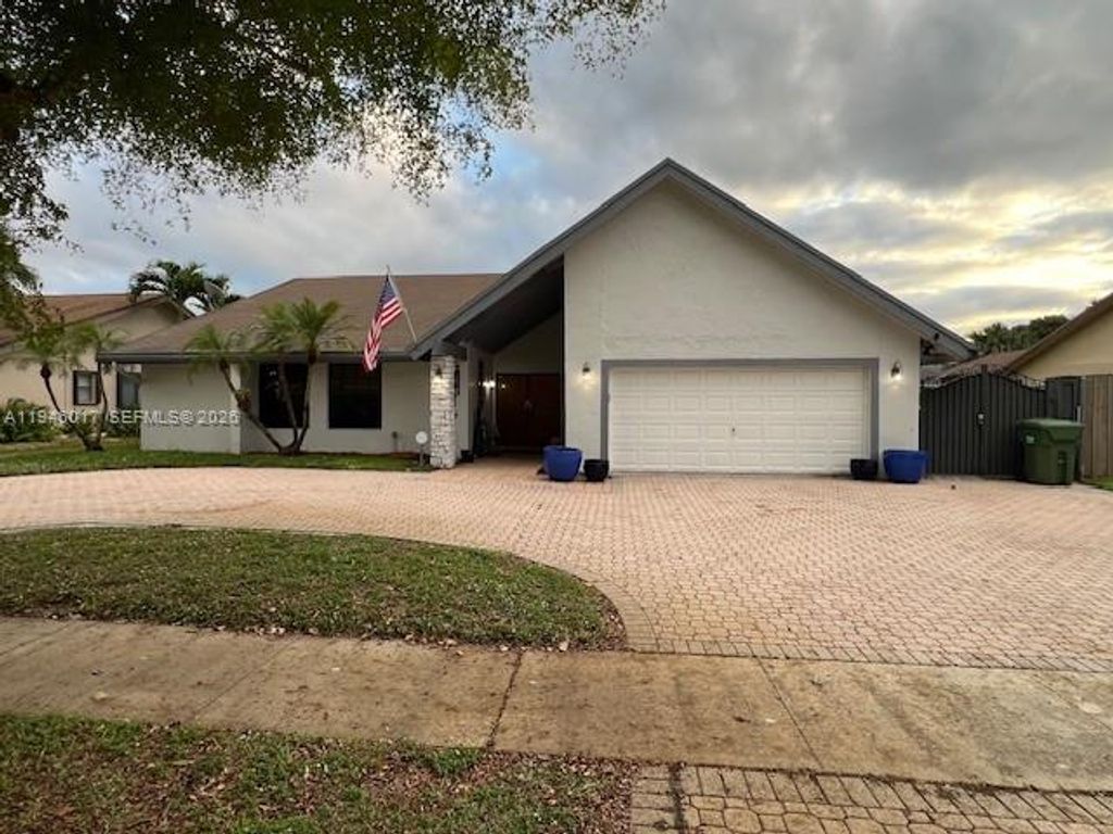 10140 NW 21st Ct, Pembroke Pines, FL 33026