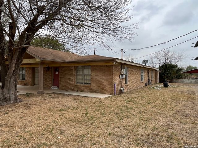 211 E Alamo, Carrizo Springs, TX 78834