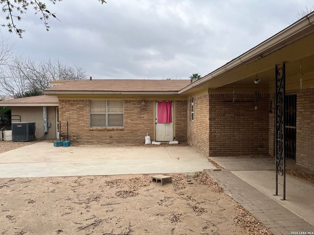 211 E Alamo, Carrizo Springs, TX 78834