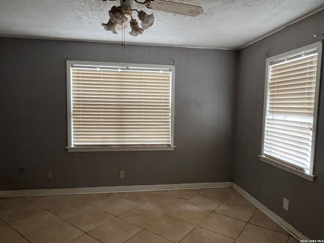 211 E Alamo, Carrizo Springs, TX 78834