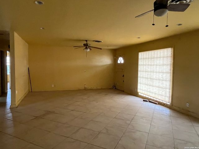 211 E Alamo, Carrizo Springs, TX 78834