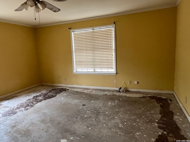 211 E Alamo, Carrizo Springs, TX 78834