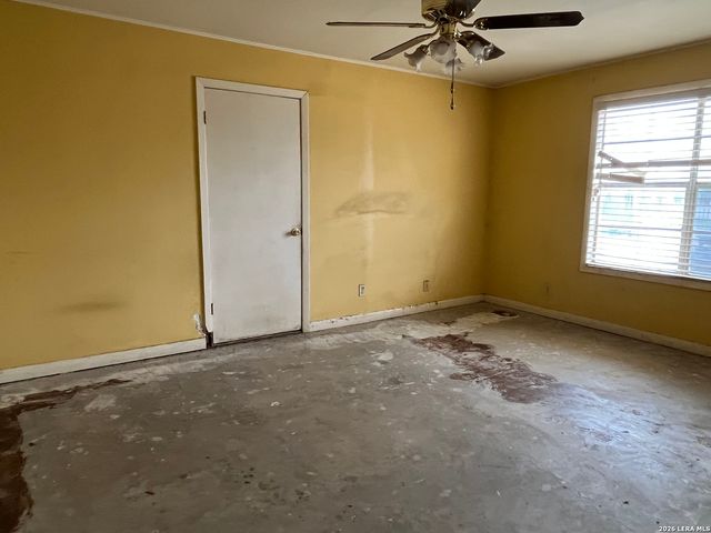 211 E Alamo, Carrizo Springs, TX 78834