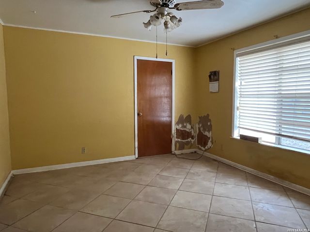 211 E Alamo, Carrizo Springs, TX 78834