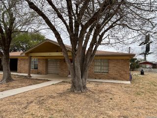 211 E Alamo, Carrizo Springs, TX 78834