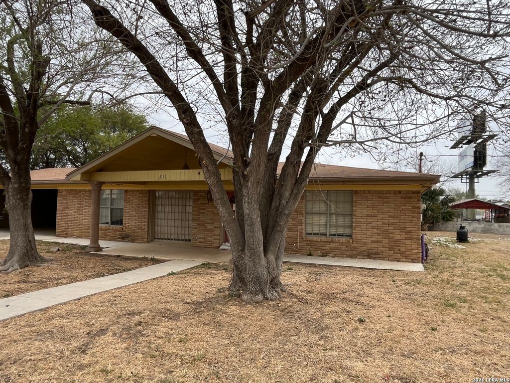 211 E Alamo, Carrizo Springs, TX 78834
