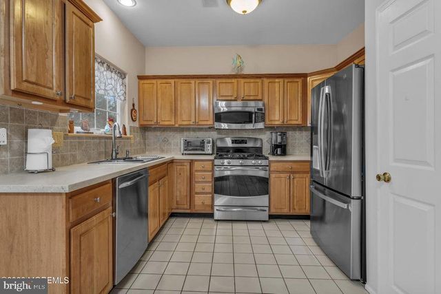 19 CROWN CIR, Lakewood, NJ 08701