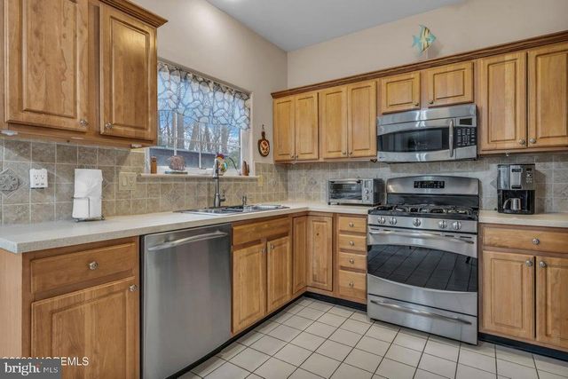 19 CROWN CIR, Lakewood, NJ 08701