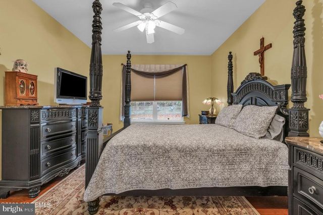 19 CROWN CIR, Lakewood, NJ 08701