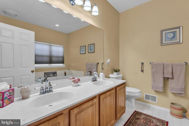 19 CROWN CIR, Lakewood, NJ 08701