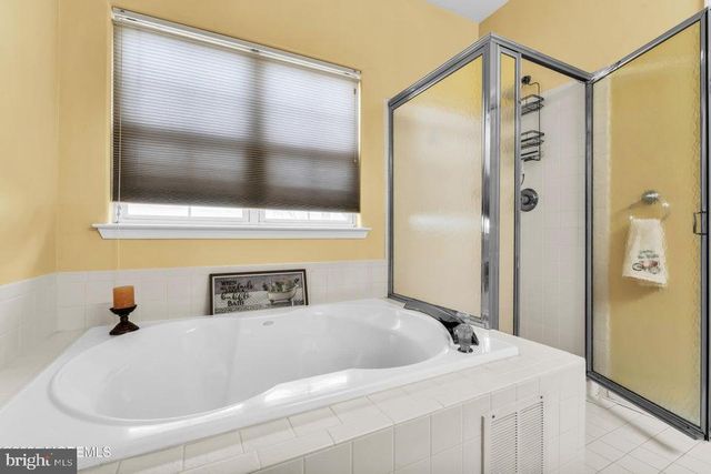 19 CROWN CIR, Lakewood, NJ 08701