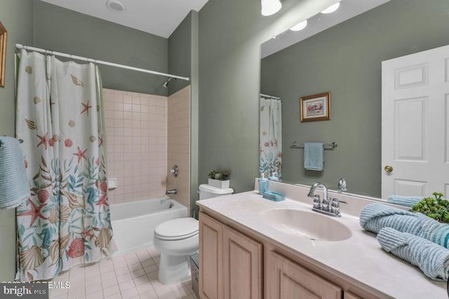 19 CROWN CIR, Lakewood, NJ 08701