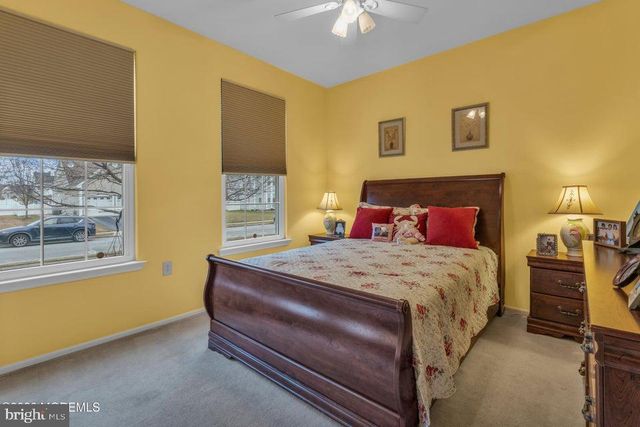 19 CROWN CIR, Lakewood, NJ 08701