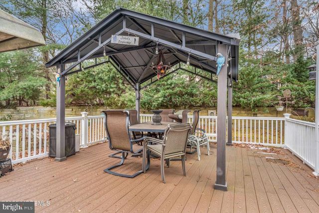 19 CROWN CIR, Lakewood, NJ 08701