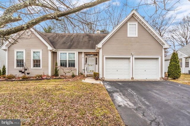 19 CROWN CIR, Lakewood, NJ 08701