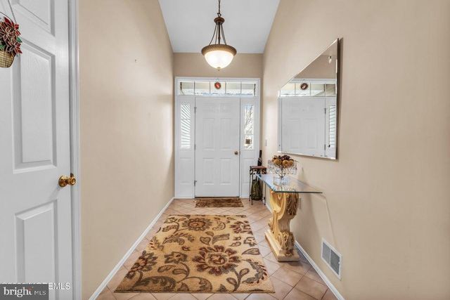 19 CROWN CIR, Lakewood, NJ 08701