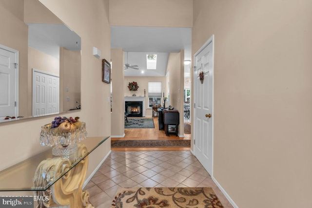 19 CROWN CIR, Lakewood, NJ 08701