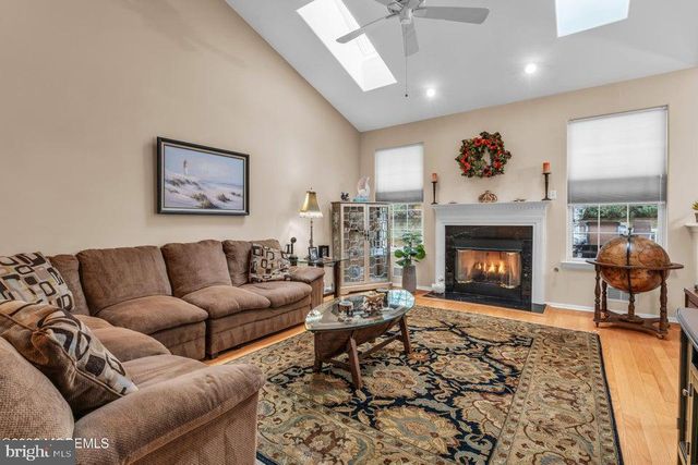 19 CROWN CIR, Lakewood, NJ 08701