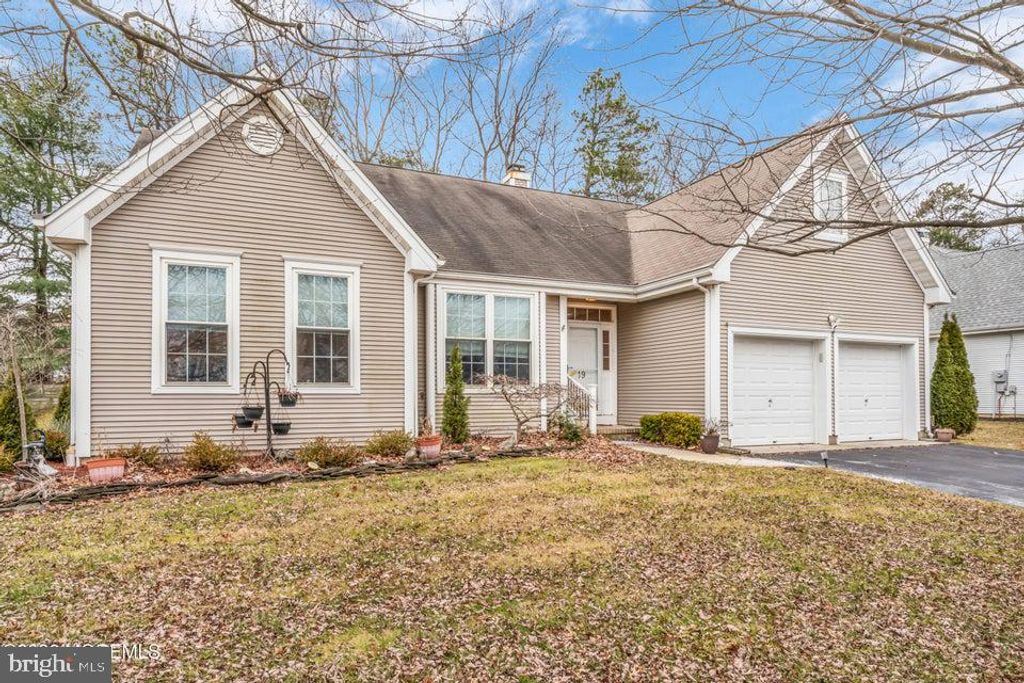 19 CROWN CIR, Lakewood, NJ 08701