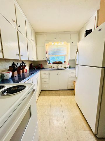 565 N Park Ave, Valley Center, KS 67147