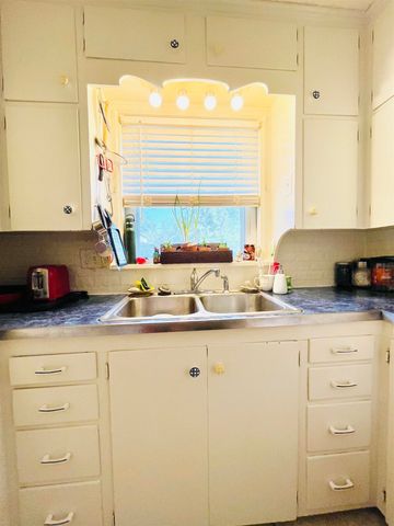 565 N Park Ave, Valley Center, KS 67147