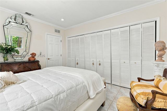 890 NE 168th St, North Miami Beach, FL 33162